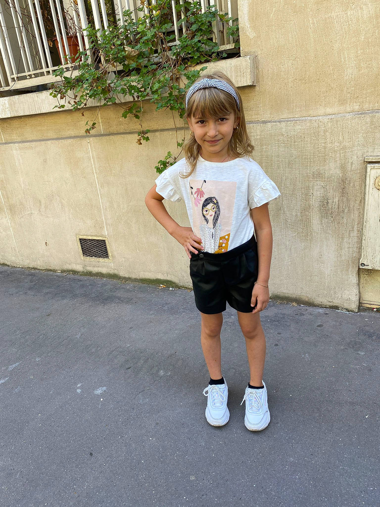 Andreea participe au concours pour gagner de l'argent avec cette photo : asphalt, concrete, electric_blue, eye, happy, human_leg, joy, knee, leisure, person, plant, recreation, road, road_surface, shorts, sidewalk, sleeve, smile, t_shirt, thigh