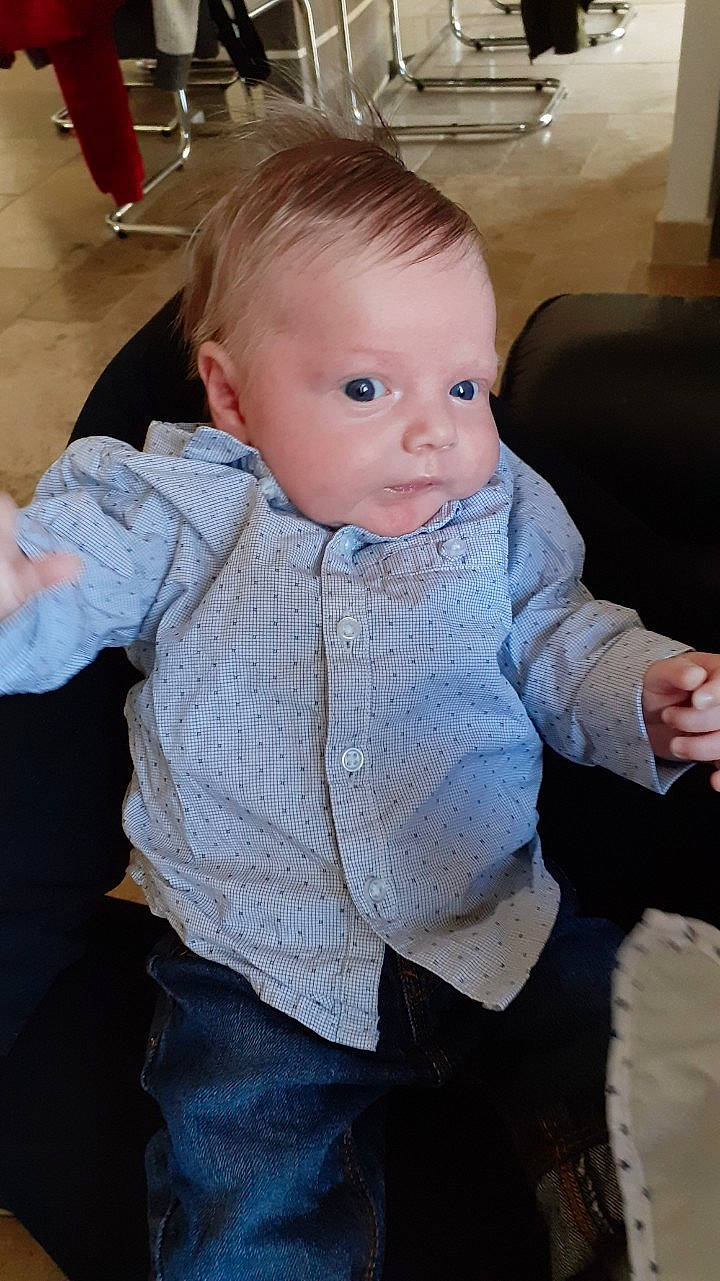 Diego participe au concours pour gagner de l'argent avec cette photo : baby_toddler_clothing, cheek, chin, eye, finger, floor, hair, hand, head, human_body, iris, joint, lip, mouth, neck, nose, outerwear, person, shoulder, skin