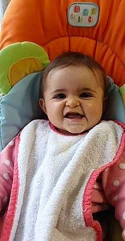 Laura a rejoint le concours — aidez-le/la à gagner de superbes lots ! baby, baby_toddler_clothing, cheek, child, chin, comfort, eye, eyebrow, facial_expression, happy, iris, linens, mammal, nose, people, person, product, skin, sleeve, smile