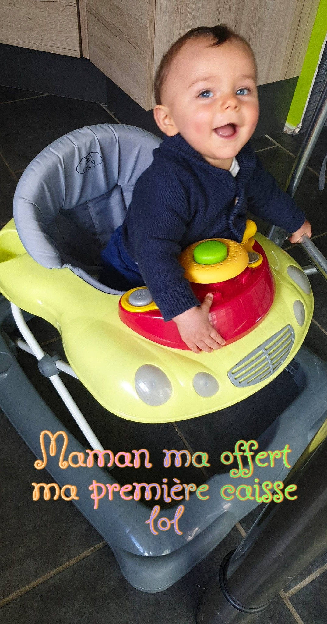 Matéï participe au concours pour gagner de l'argent avec cette photo : baby, baby_carriage, baby_products, baby_toys, cake, car_seat, chair, child, fun, person, play, product, sitting, toddler, toy