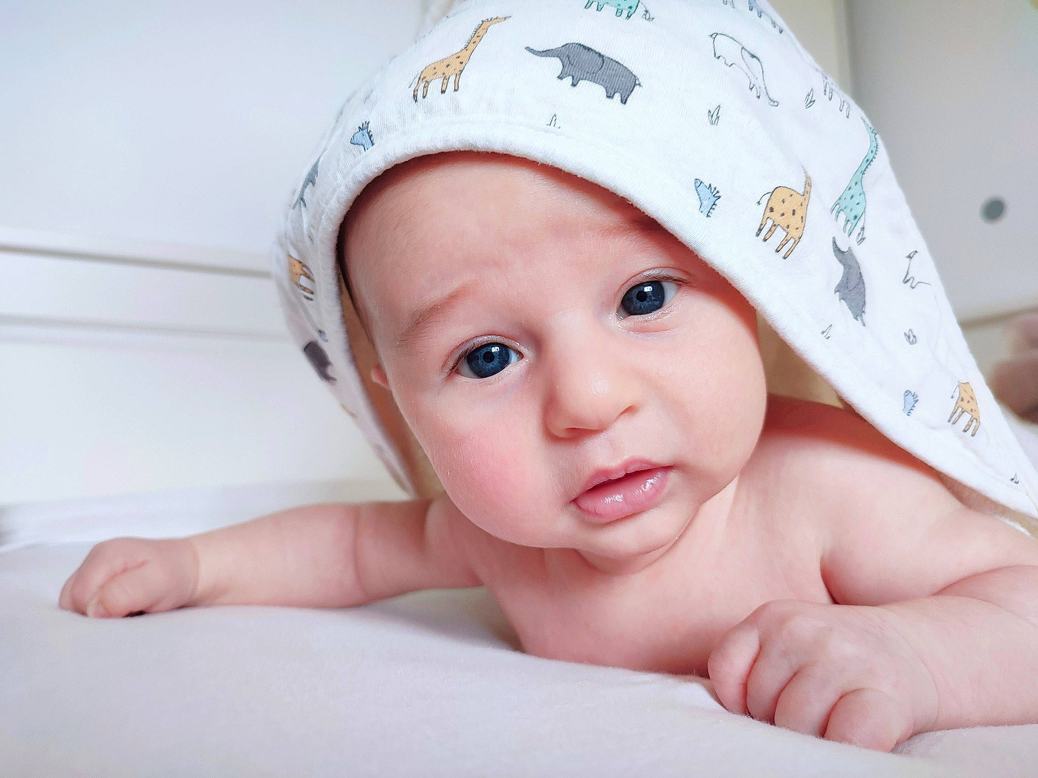 Thomas participe au concours pour gagner de l&#x27;argent avec cette photo : baby, baby_toddler_clothing, cap, child, comfort, eyelash, fashion_accessory, finger, fun, gesture, happy, headwear, linens, nail, person, portrait_photography, skin, thumb, toddler