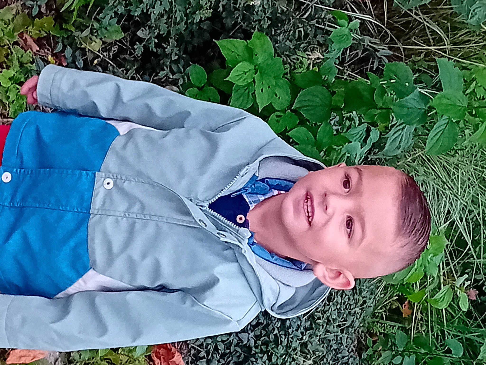 Mylann a rejoint le concours — aidez-le/la à gagner de superbes lots ! child, electric_blue, fun, grass, grassland, happy, hat, joy, laugh, leaf, leisure, pattern, people_in_nature, person, plant, portrait_photography, sleeve, smile, toddler, tree