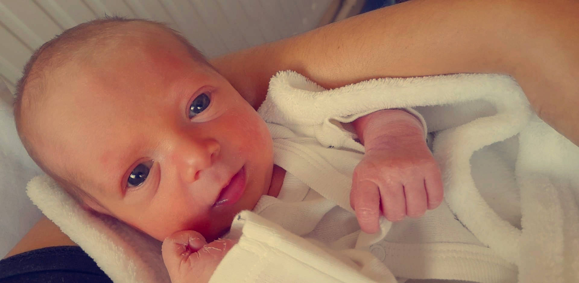 Mya a rejoint le concours — aidez-le/la à gagner de superbes lots ! baby, baby_sleeping, baby_toddler_clothing, beauty, cheek, child, comfort, ear, eyelash, finger, gesture, happy, linens, lip, nail, nose, person, skin, smile, thumb