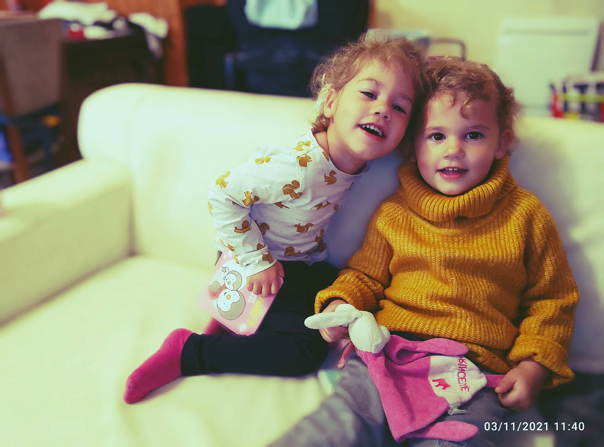 Lena a rejoint le concours — aidez-le/la à gagner de superbes lots ! baby_toddler_clothing, cheek, child, comfort, couch, event, eye, flooring, fun, hairstyle, happy, head, lap, leisure, person, purple, sitting, skin, sleeve, smile