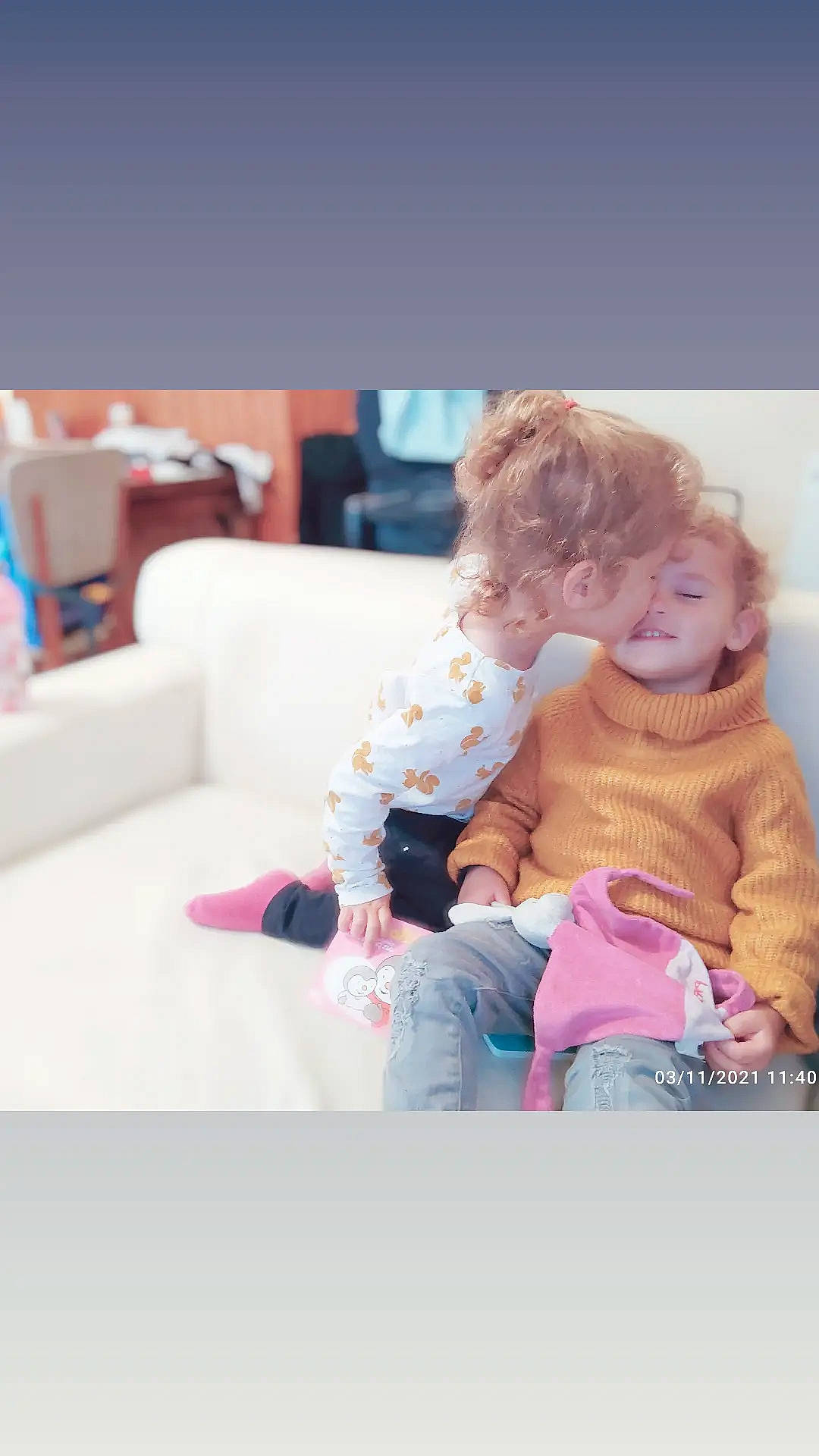 Lena a rejoint le concours — aidez-le/la à gagner de superbes lots ! baby, baby_toddler_clothing, child, comfort, couch, happy, leisure, living_room, love, magenta, person, pink, play, portrait_photography, room, sitting, sleeve, smile, throw_pillow, toddler