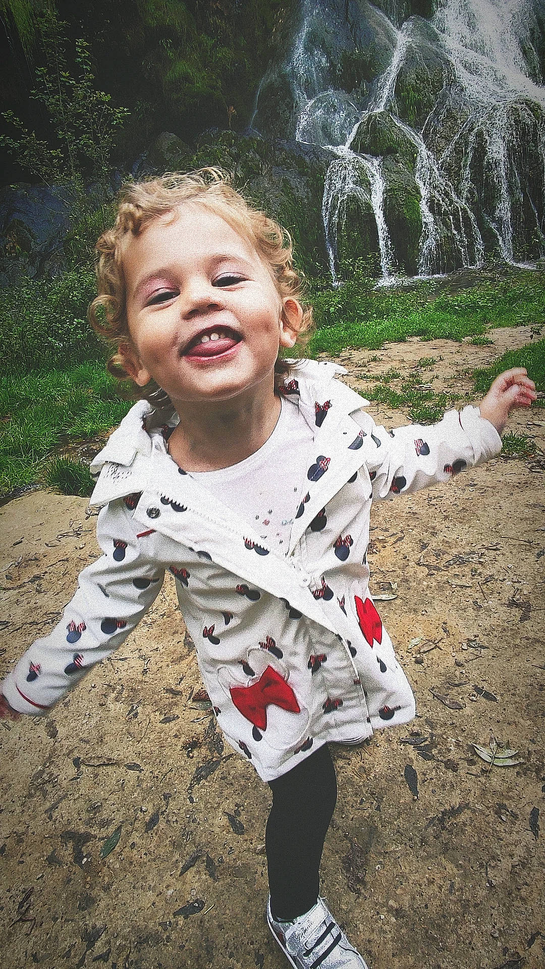 Lena a rejoint le concours — aidez-le/la à gagner de superbes lots ! arm, botany, facial_expression, grass, hair, hand, happy, head, human, human_body, joy, leaf, mammal, nature, organ, people_in_nature, person, photograph, smile, vertebrate