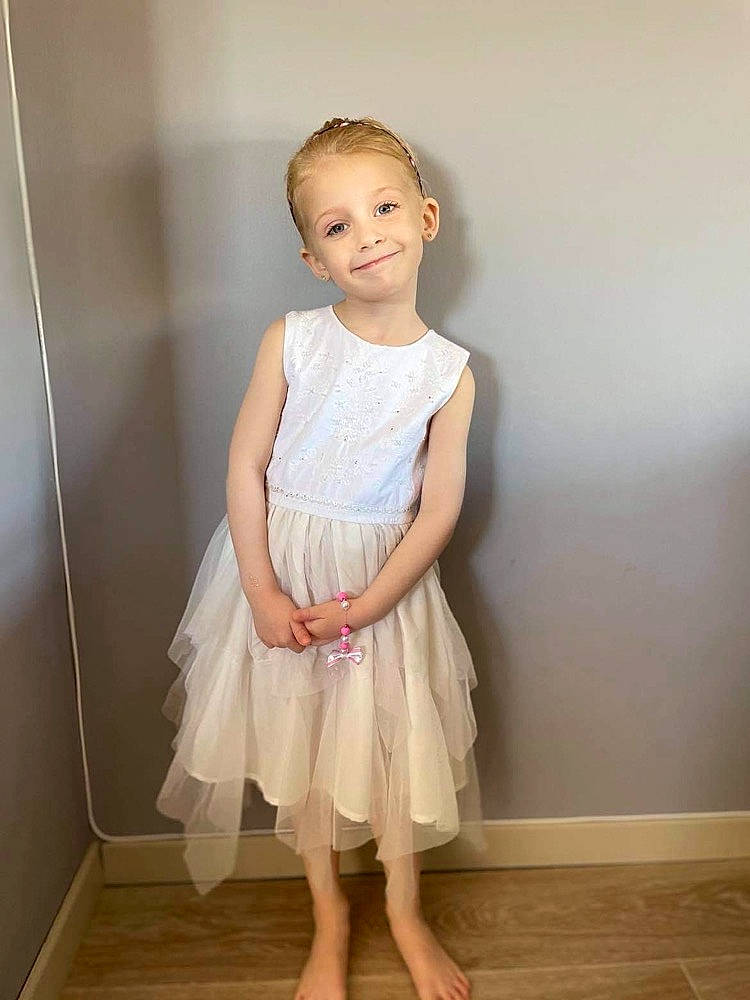 Juliette participe au concours pour gagner de l'argent avec cette photo : baby_toddler_clothing, day_dress, dress, face, flash_photography, floor, flooring, happy, head, iris, joint, joy, leg, neck, one_piece_garment, person, shoulder, skin, sleeve, smile