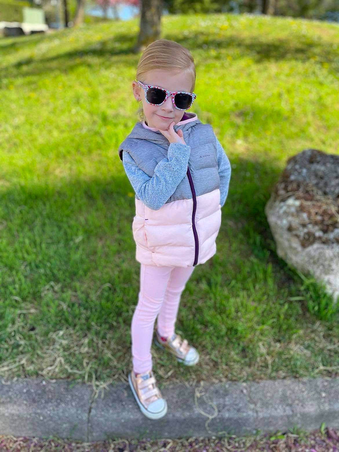 Juliette participe au concours pour gagner de l'argent avec cette photo : denim, electric_blue, eyewear, fashion_accessory, footwear, fur, glasses, goggles, grass, joy, leisure, pattern, person, personal_protective_equipment, plant, recreation, sleeve, sneakers, street_fashion, sunglasses