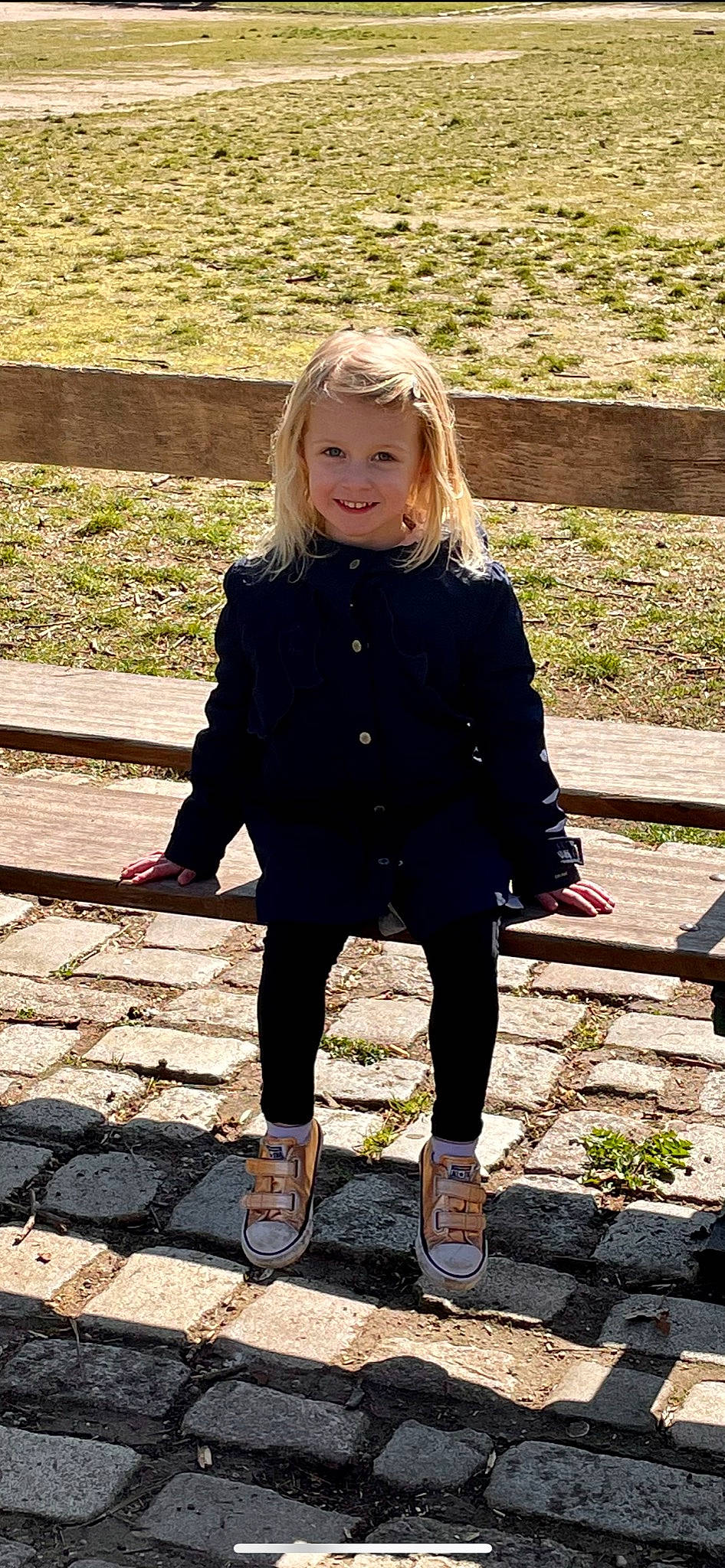 Juliette participe au concours pour gagner de l'argent avec cette photo : baby_toddler_clothing, child, denim, eye, facial_expression, grass, hair, hairstyle, happy, joy, lip, outerwear, pattern, people_in_nature, person, plant, sleeve, smile, standing, street_fashion