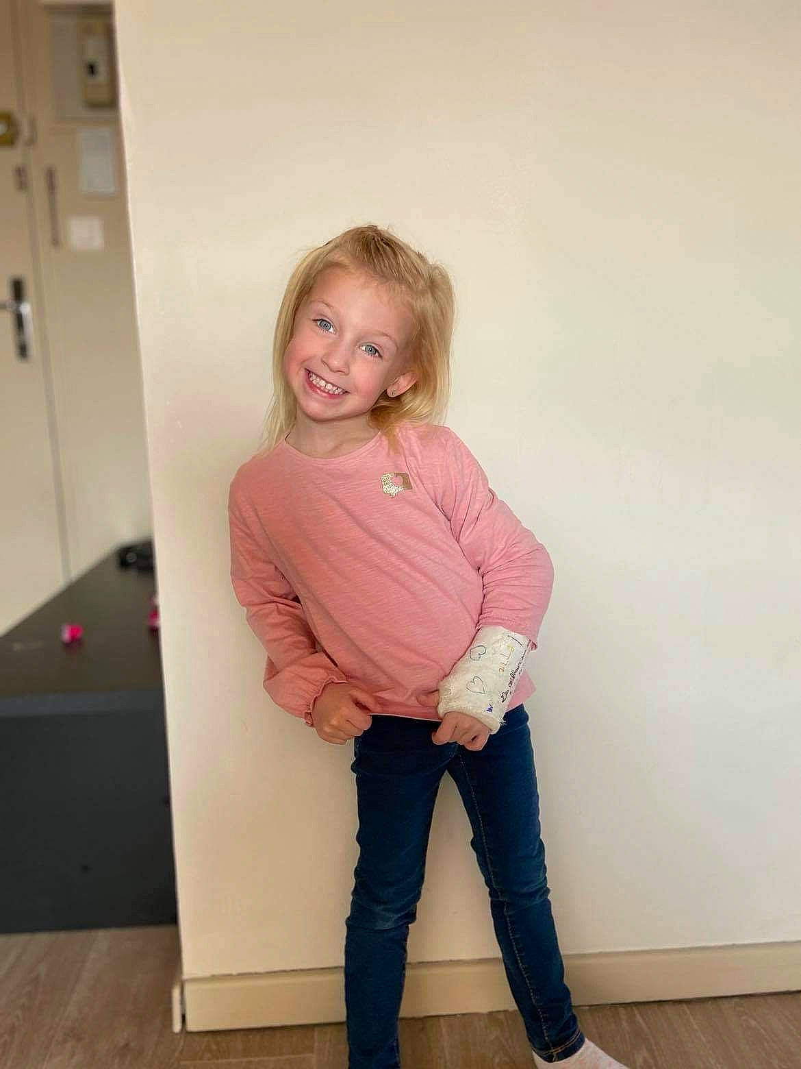 Juliette a rejoint le concours — aidez-le/la à gagner de superbes lots ! arm, blond, door, elbow, flooring, hardwood, human_leg, joy, knee, leg, person, sleeve, smile, sock, sportswear, standing, t_shirt, thigh, toddler, trunk
