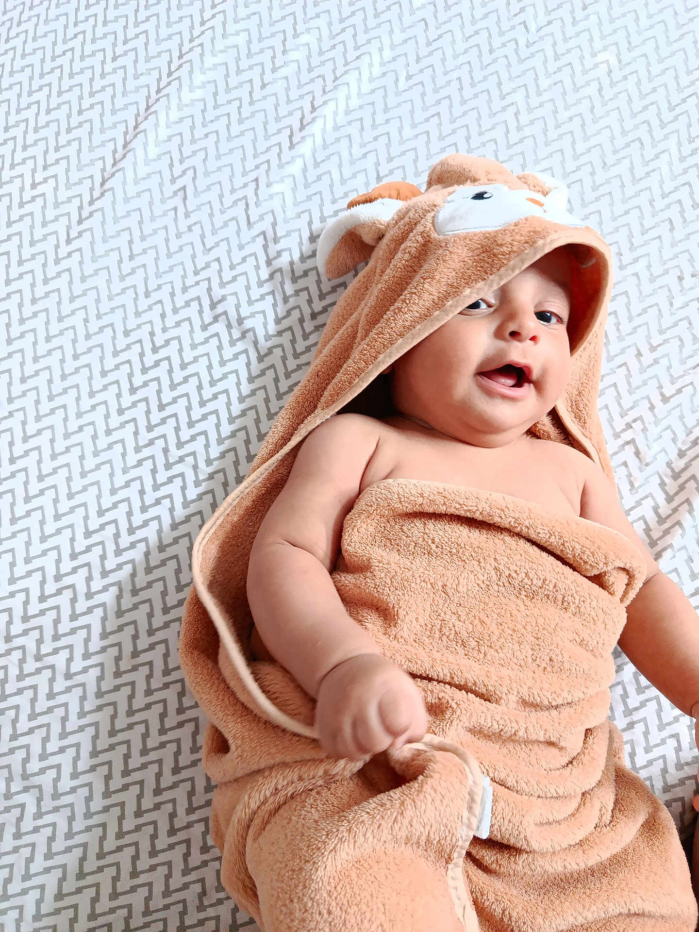 Zayn a rejoint le concours — aidez-le/la à gagner de superbes lots ! baby, towel, hood, child, infant, blanket, pattern, fabric, skin, cute, playful, wrapped, lying, hand, face, expression, soft, comfort, indoors, cozy