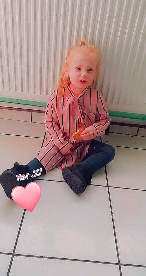 Laonie participe au concours pour gagner de l'argent avec cette photo : baby, child, floor, leg, person, pink, play, sitting, toddler