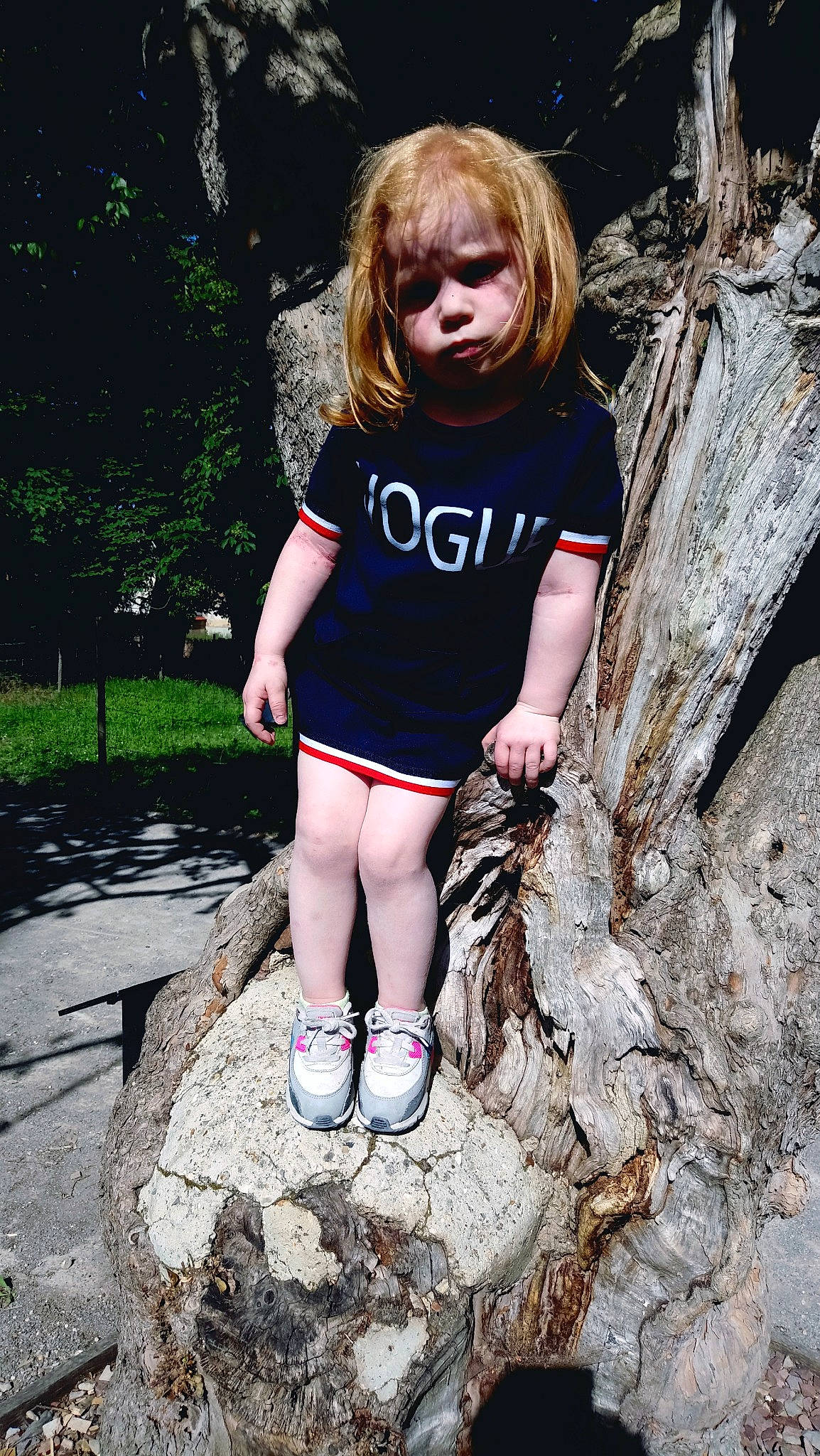 Laonie a rejoint le concours — aidez-le/la à gagner de superbes lots ! beauty, blond, brown_hair, cool, fashion, footwear, fun, hair, human_leg, leg, long_hair, model, person, photo_shoot, photograph, photography, pink, t_shirt, tree, trunk