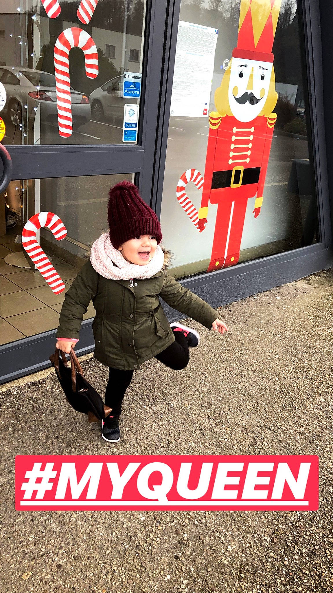 Anila participe au concours pour gagner de l'argent avec cette photo : advertising, costume, person, product, technology