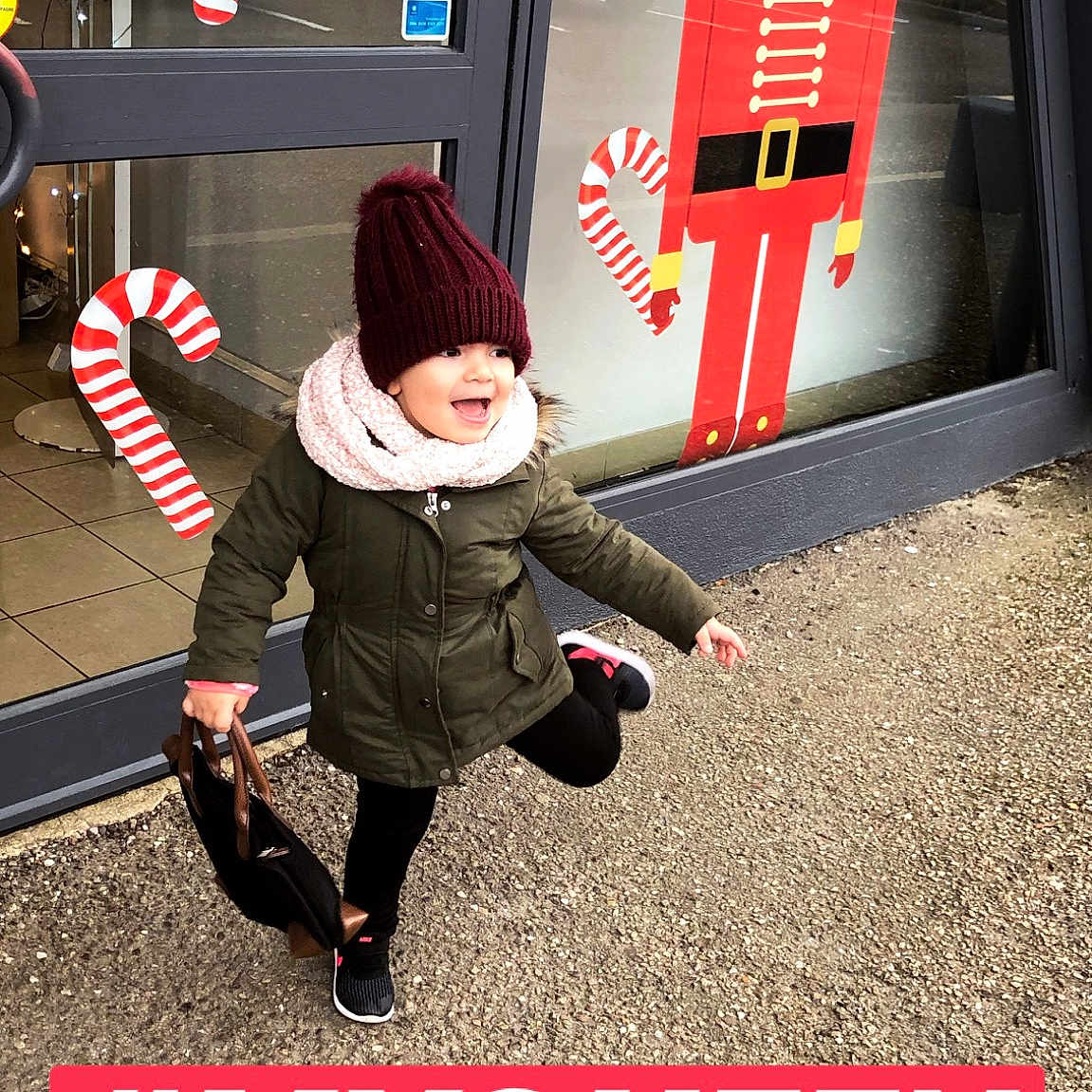 Anila participe au concours pour gagner de l'argent avec cette photo : advertising, costume, person, product, technology