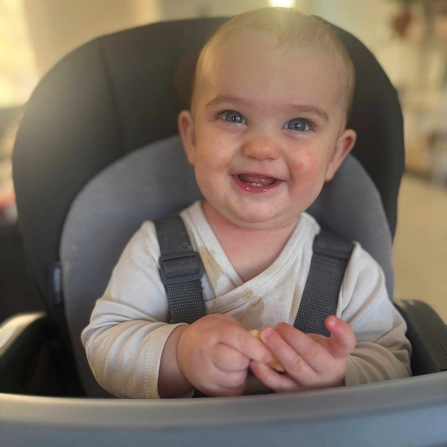 Alma a rejoint le concours — aidez-le/la à gagner de superbes lots ! baby, baby_food, baby_seat, blue_eyes, child, clothing, cute, face, feeding, food, hands, happy, high_chair, indoor, infant, messy, person, portrait, seatbelt, smiling