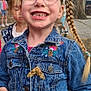 Kessy Noel a rejoint le concours — aidez-le/la à gagner de superbes lots ! child, girl, glasses, braid, denim_jacket, moth, outdoor, smile, happy, portrait, people, nature, tree, playground, casual_clothing, group, friends, daylight, face, hands