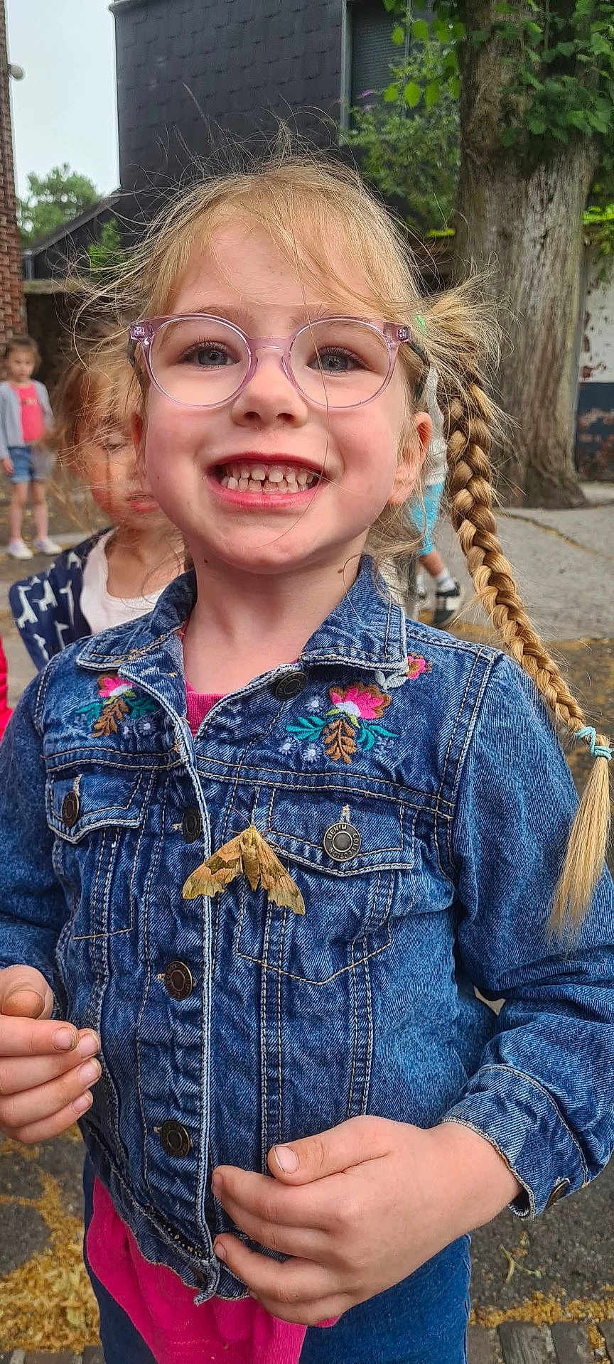 Kessy Noel a rejoint le concours — aidez-le/la à gagner de superbes lots ! child, girl, glasses, braid, denim_jacket, moth, outdoor, smile, happy, portrait, people, nature, tree, playground, casual_clothing, group, friends, daylight, face, hands