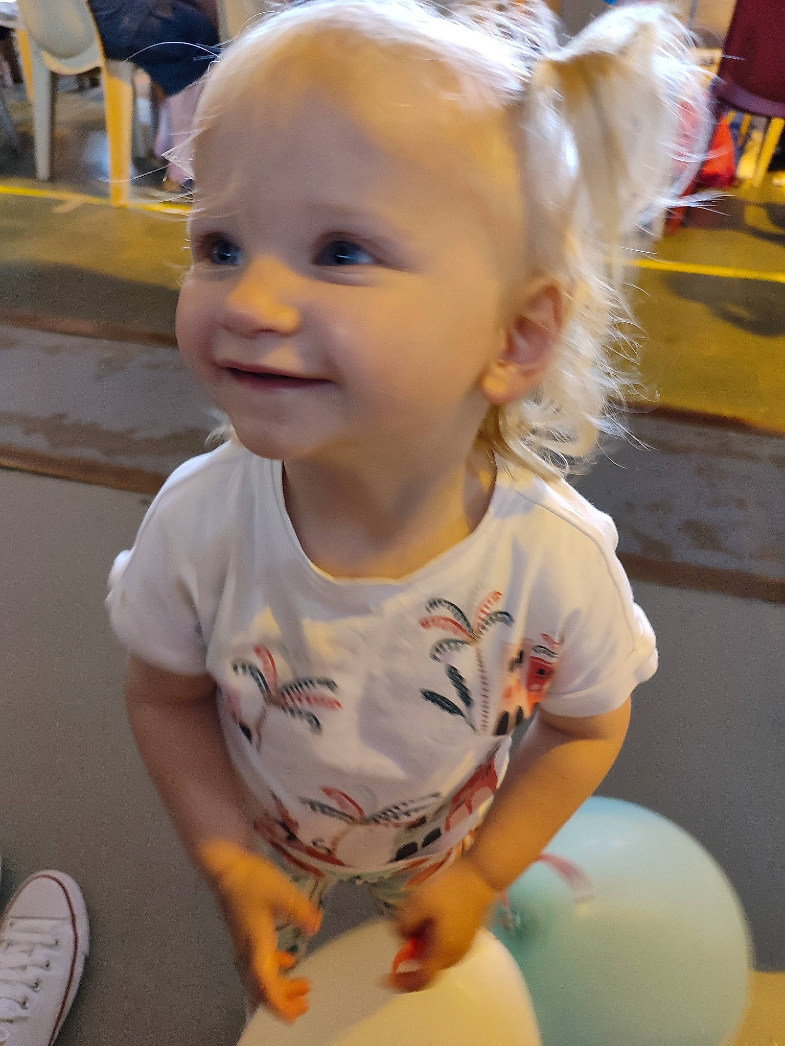 Zoé a rejoint le concours — aidez-le/la à gagner de superbes lots ! baby, baby_toddler_clothing, cheek, child, chin, eye, flooring, fun, happy, head, iris, joy, laugh, nose, person, sitting, skin, sleeve, smile, t_shirt