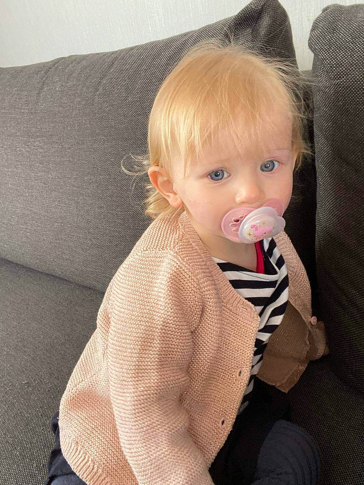 Zoé participe au concours pour gagner de l'argent avec cette photo : baby, baby_products, baby_toddler_clothing, brown_hair, cheek, child, comfort, couch, dress_shirt, eye, eyelash, face, linens, neck, pattern, person, sitting, sleeve, t_shirt, textile