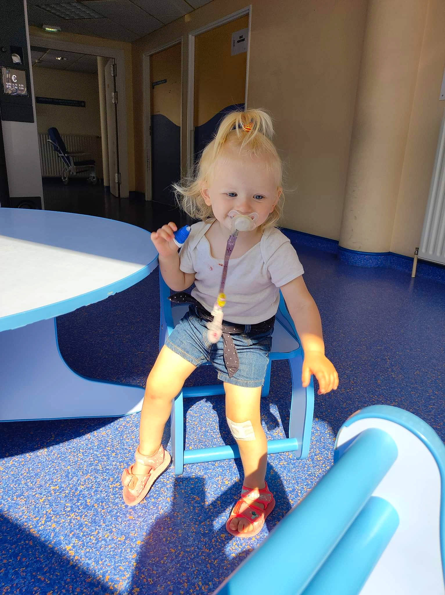 Zoé participe au concours pour gagner de l'argent avec cette photo : child, chute, comfort, electric_blue, floor, flooring, fun, human_leg, knee, leisure, person, play, recreation, room, shorts, sitting, smile, t_shirt, table, thigh