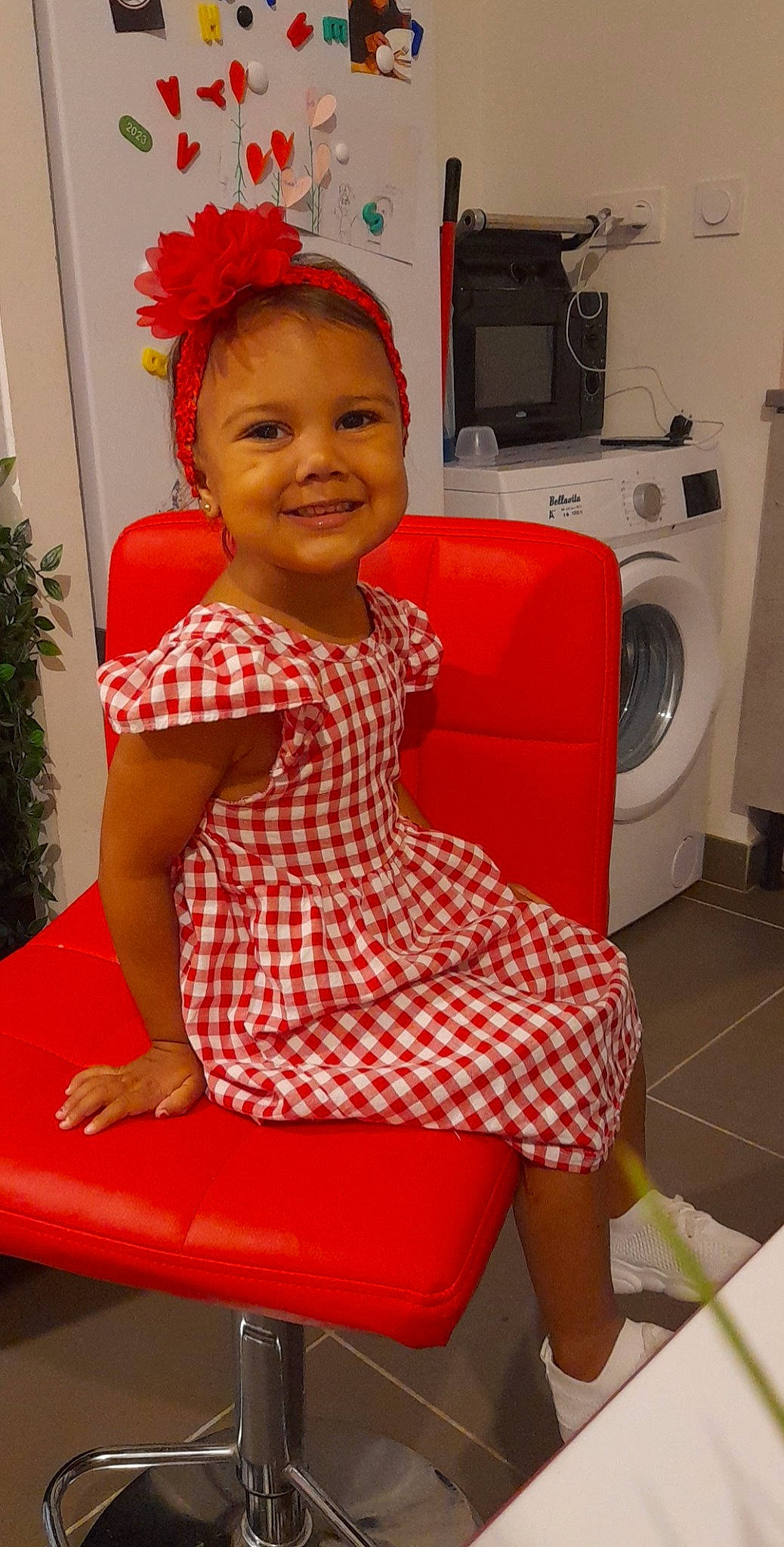 Arya a rejoint le concours — aidez-le/la à gagner de superbes lots ! baby_toddler_clothing, beauty, chair, clothes_dryer, comfort, dress, fun, happy, home_appliance, human_leg, joy, magenta, organ, person, red, room, skin, smile, snapshot, thigh