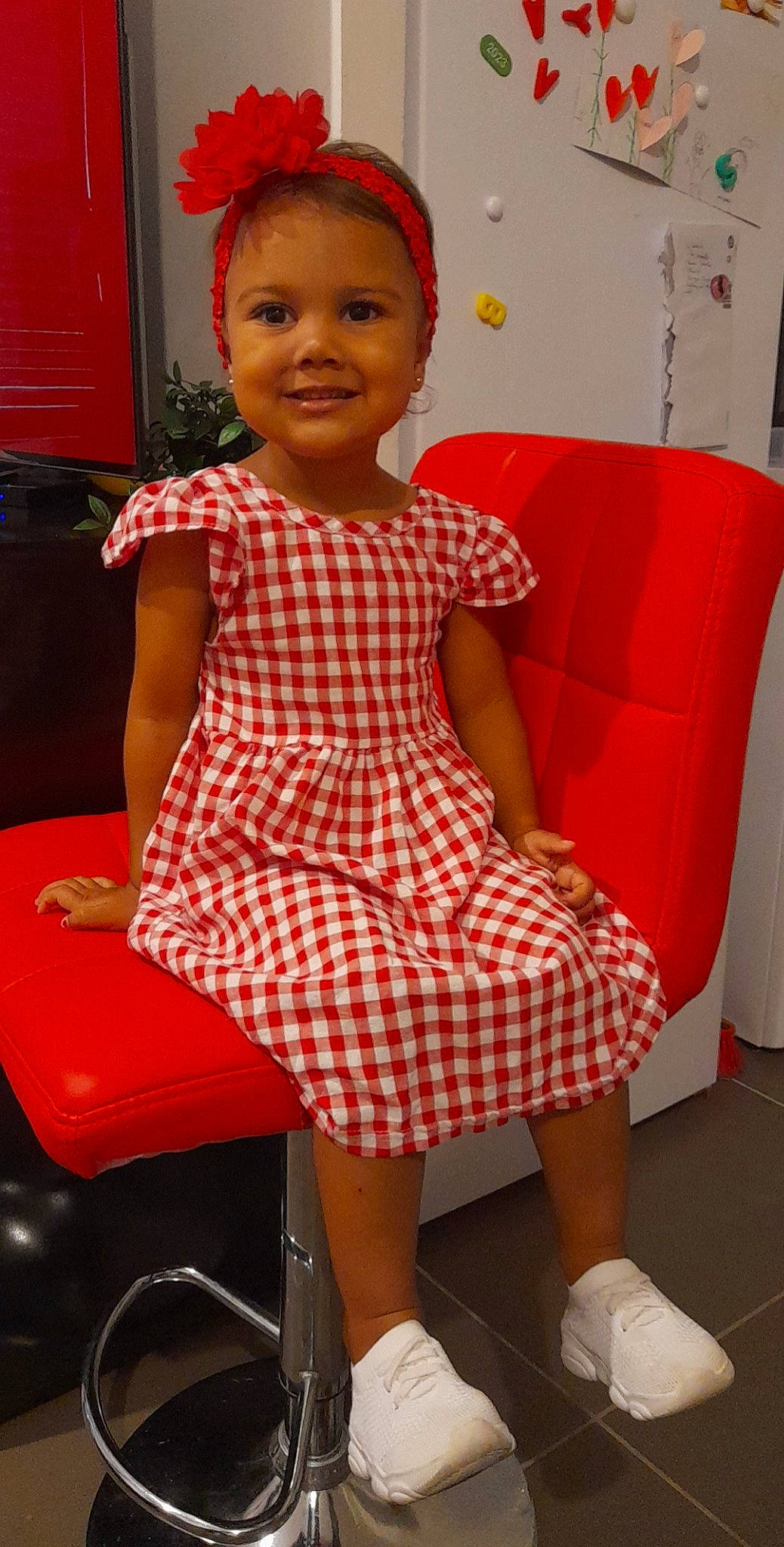 Arya a rejoint le concours — aidez-le/la à gagner de superbes lots ! baby_toddler_clothing, chair, child, dress, face, facial_expression, hairstyle, happy, head, joy, leg, lip, one_piece_garment, person, pink, red, shoulder, skin, smile, toddler