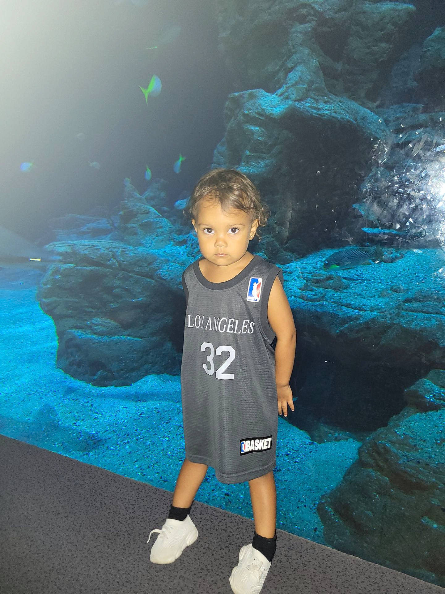 Arya participe au concours pour gagner de l'argent avec cette photo : aqua, azure, child, cloud, electric_blue, flash_photography, fun, happy, leisure, marine_biology, ocean, person, recreation, rock, shorts, sky, t_shirt, toddler, underwater, water