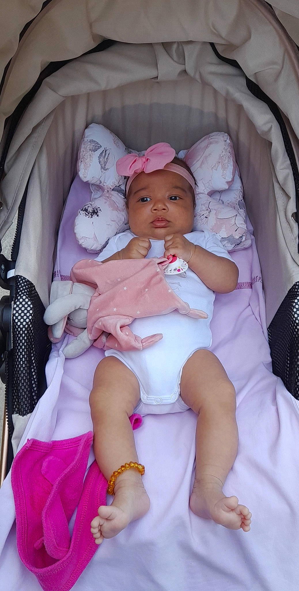 Luna participe au concours pour gagner de l'argent avec cette photo : arm, baby, baby_toddler_clothing, cheek, comfort, finger, hand, headwear, human_body, infant_bed, iris, leg, nail, person, pink, purple, skin, thigh, thumb, toddler