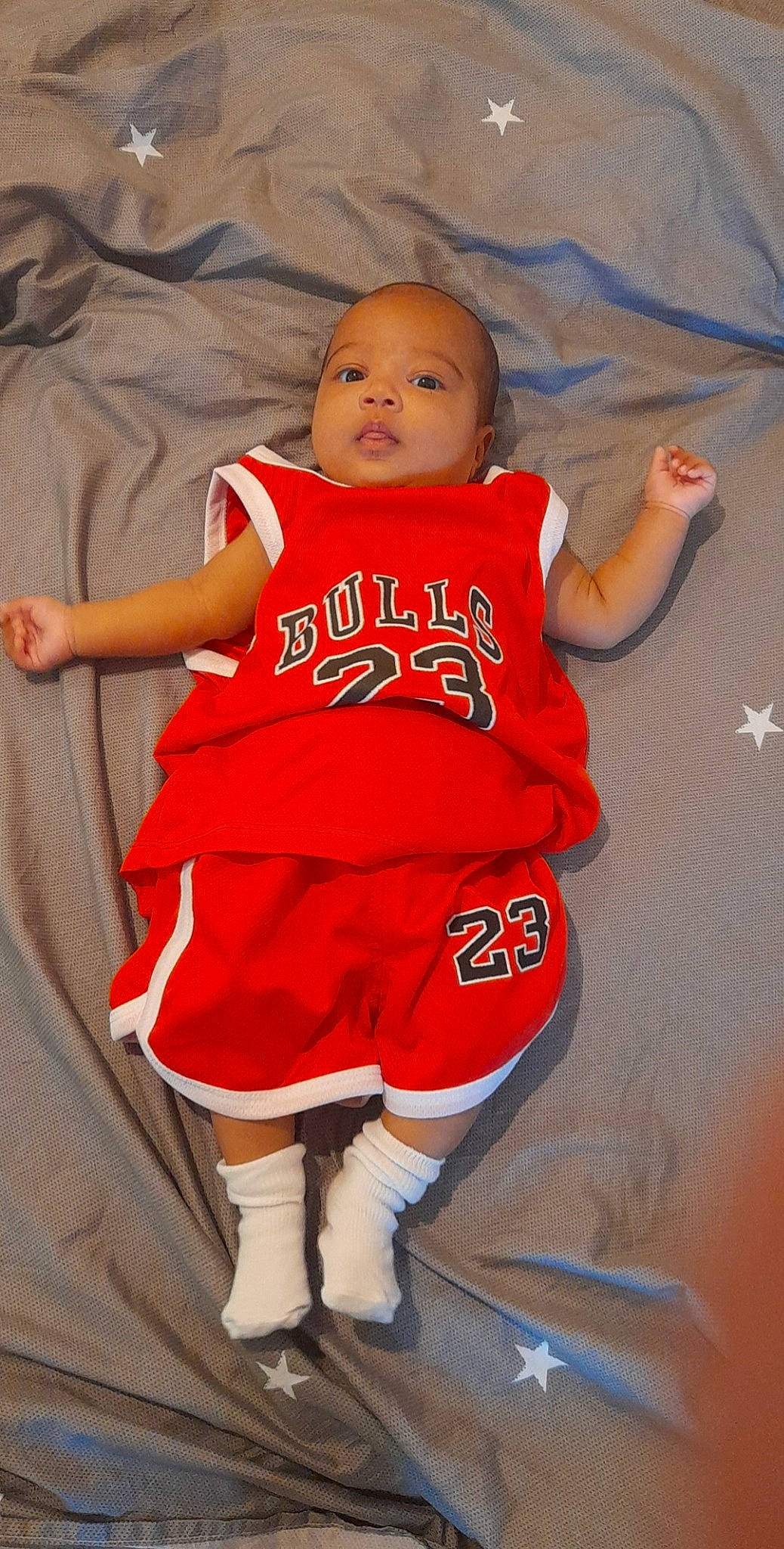 Luna participe au concours pour gagner de l'argent avec cette photo : arm, baby, baby_toddler_clothing, cheek, eye, finger, gesture, hand, happy, head, human_body, jersey, orange, person, shoulder, sleeve, sports_uniform, sportswear, t_shirt, thumb