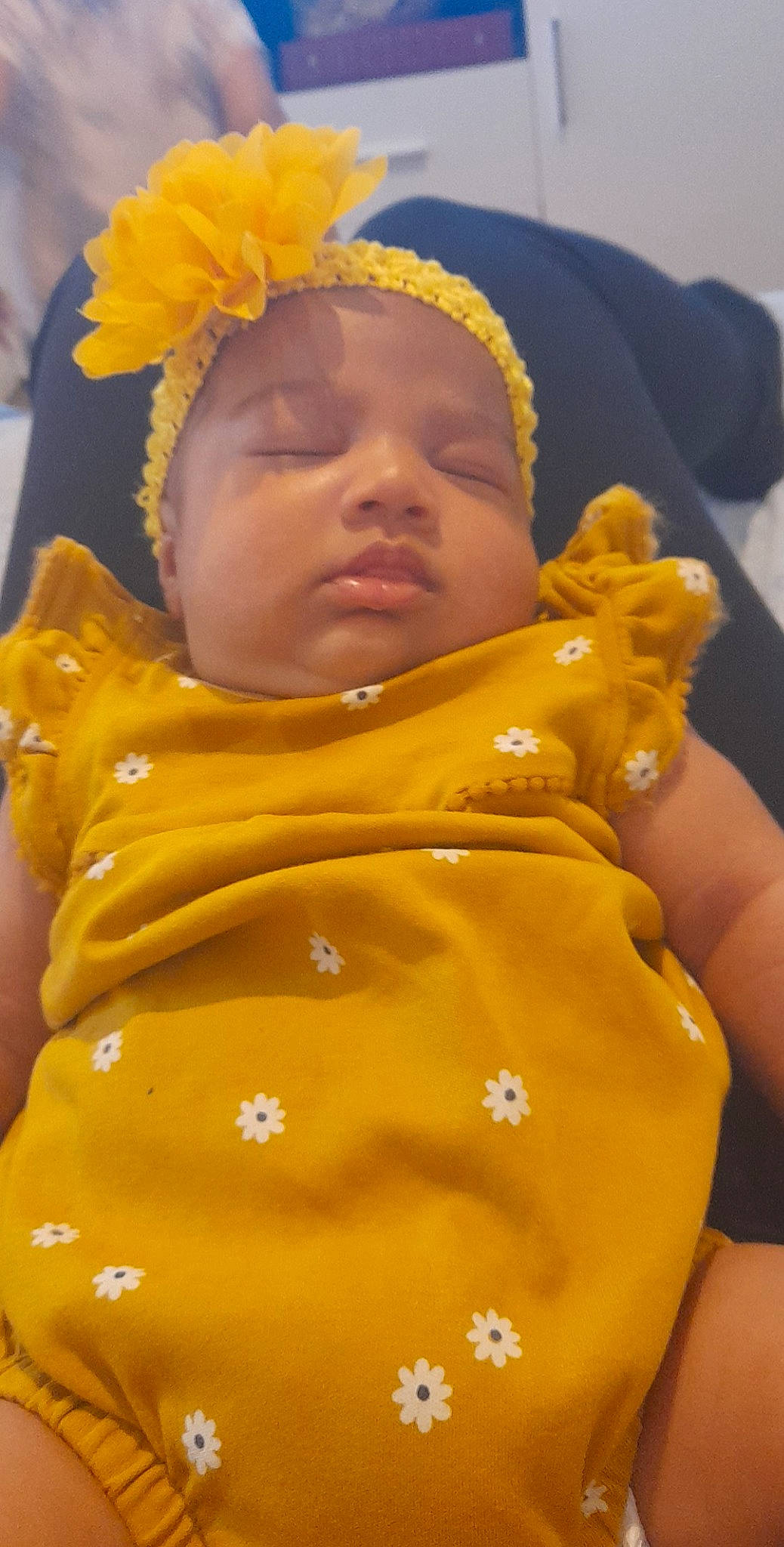 Luna participe au concours pour gagner de l'argent avec cette photo : baby, baby_products, baby_toddler_clothing, bib, cheek, child, event, fun, happy, hat, nose, orange, people_in_nature, person, sleeve, toddler, tradition, yellow