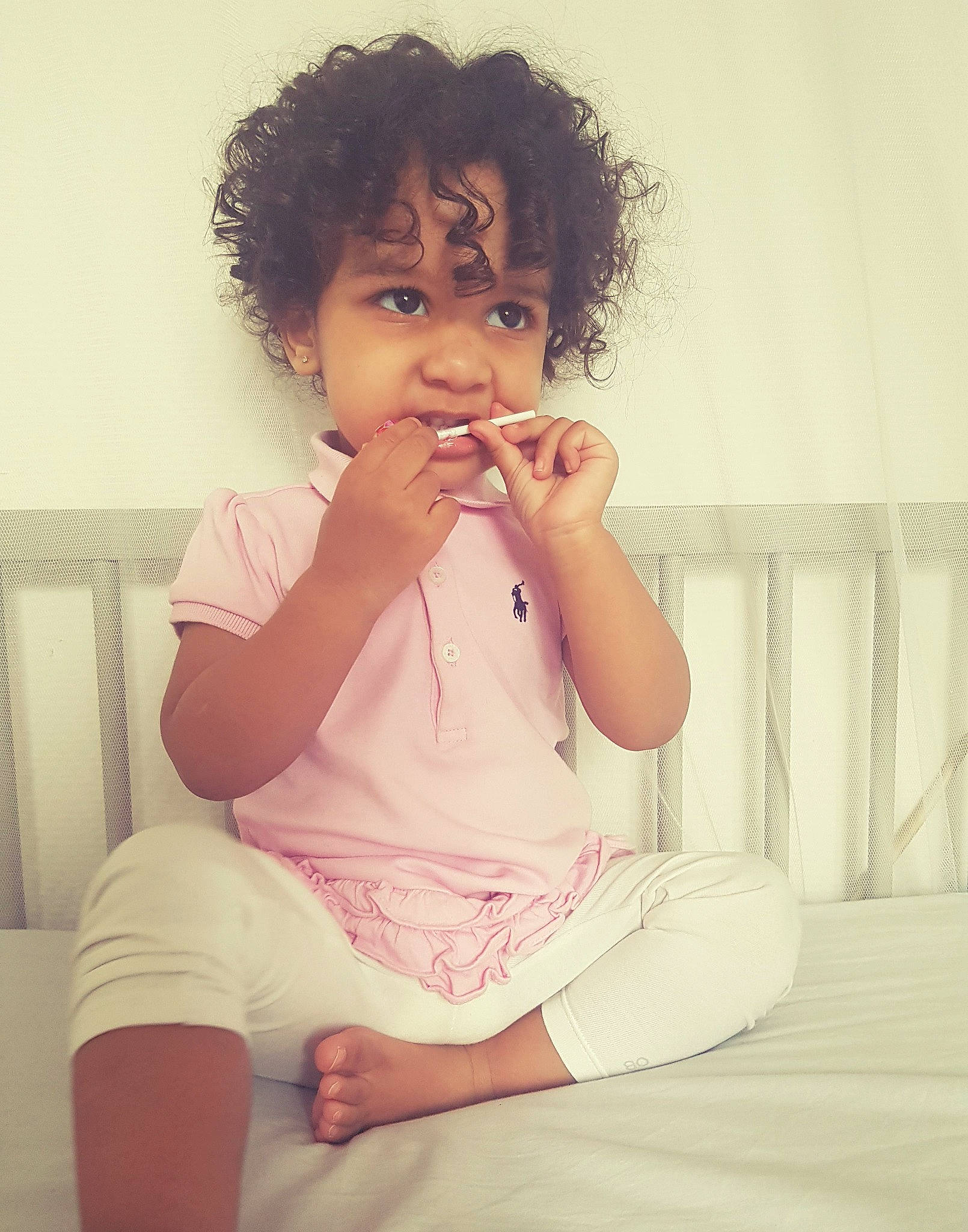 Jahnesta participe au concours pour gagner de l'argent avec cette photo : arm, cheek, chin, eye, eyelash, face, hair, hairstyle, happy, head, human_body, joint, lip, mouth, neck, nose, organ, person, shoulder, skin