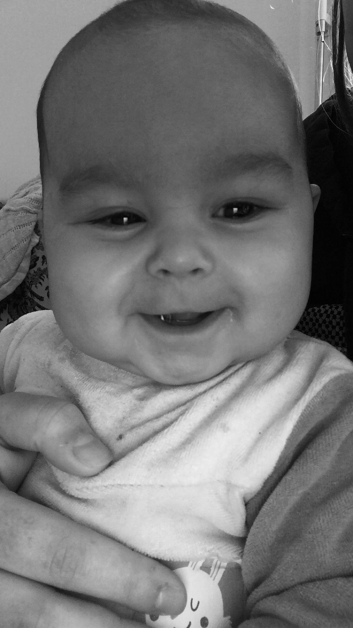 Suzy a rejoint le concours — aidez-le/la à gagner de superbes lots ! baby, black, black_and_white, cheek, chin, eye, eyebrow, forehead, gesture, hairstyle, happy, iris, lip, mouth, nose, organ, person, skin, smile, standing