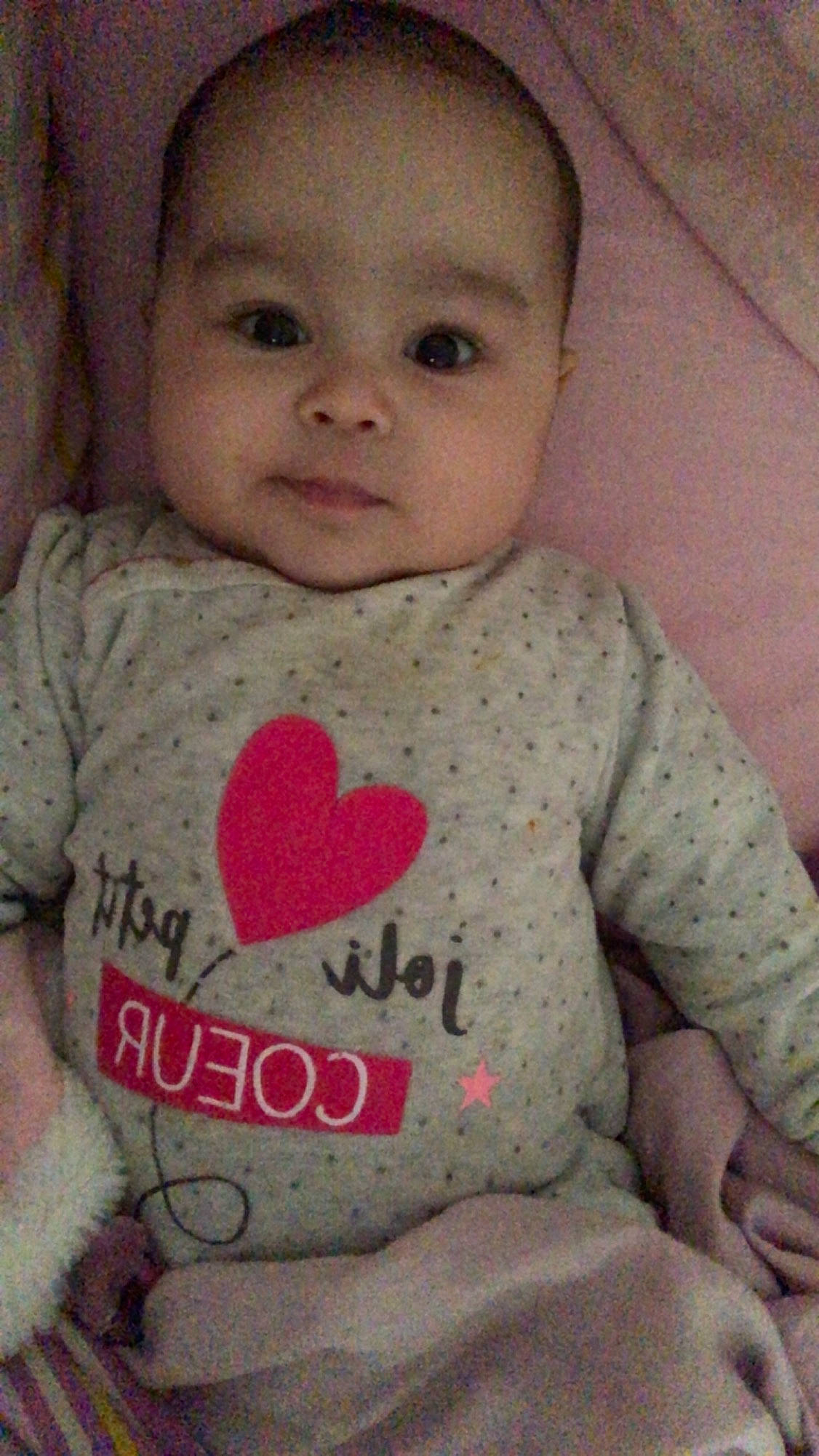 Suzy a rejoint le concours — aidez-le/la à gagner de superbes lots ! baby, baby_toddler_clothing, cheek, cool, face, finger, hair, hairstyle, headgear, human_body, iris, lip, mouth, neck, nose, person, pink, skin, sleeve, t_shirt