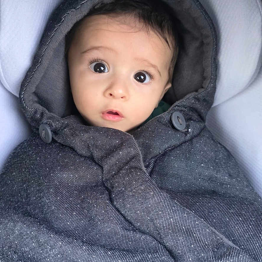 Issam participe au concours pour gagner de l'argent avec cette photo : baby, child, hood, blanket, wrapped, wide_eyes, cute, infant, cozy, portrait, face, person, clothing, warm, indoors, expression, button, seat, head, young