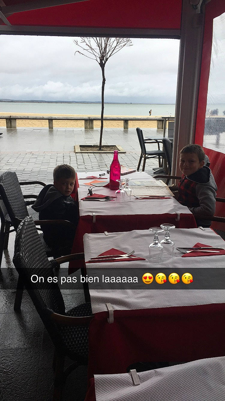 Ylan participe au concours pour gagner de l'argent avec cette photo : furniture, leisure, lunch, meal, person, recreation, restaurant, room, table, tablecloth, tourism, under_exposed, vacation