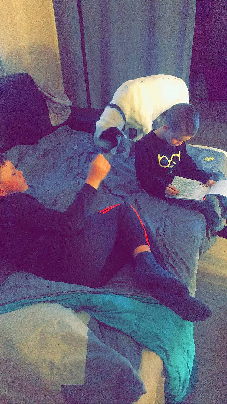 Ylan participe au concours pour gagner de l'argent avec cette photo : leg, person, purple