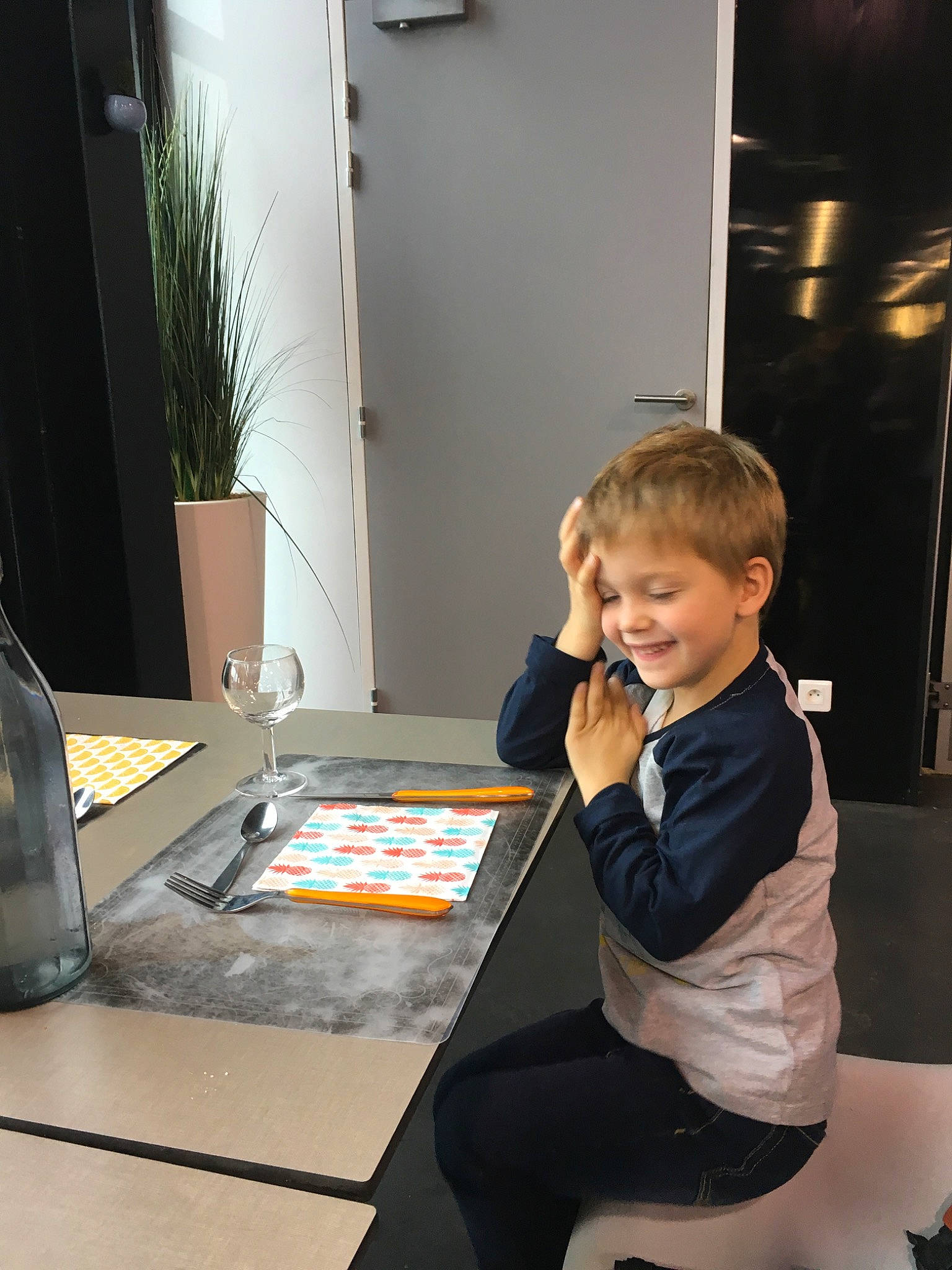 Ylan participe au concours pour gagner de l'argent avec cette photo : child, furniture, joy, person, room, sitting, toddler, vacation