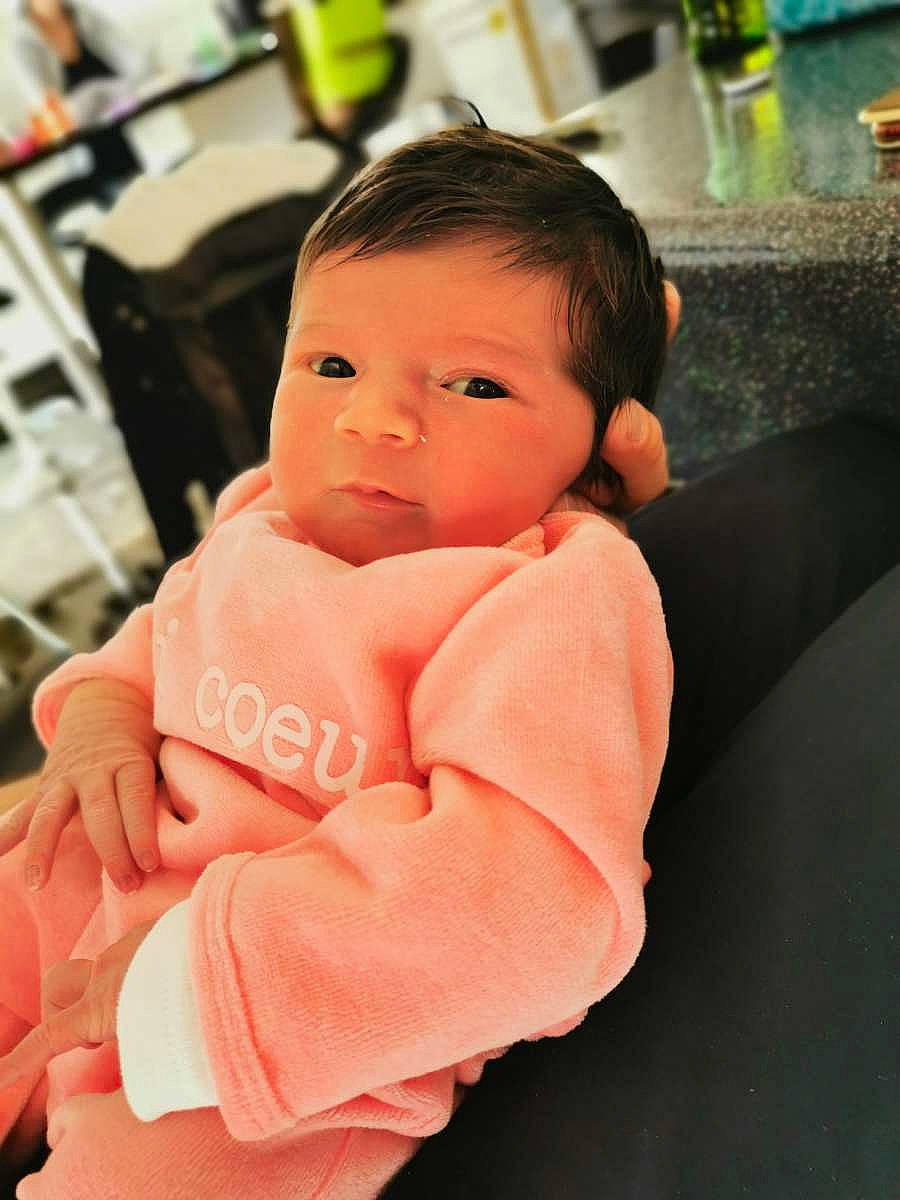 Inès participe au concours pour gagner de l'argent avec cette photo : baby, baby_toddler_clothing, carmine, chair, cheek, child, comfort, eyelash, finger, flooring, fun, happy, nose, peach, person, room, sitting, skin, sleeve, thumb