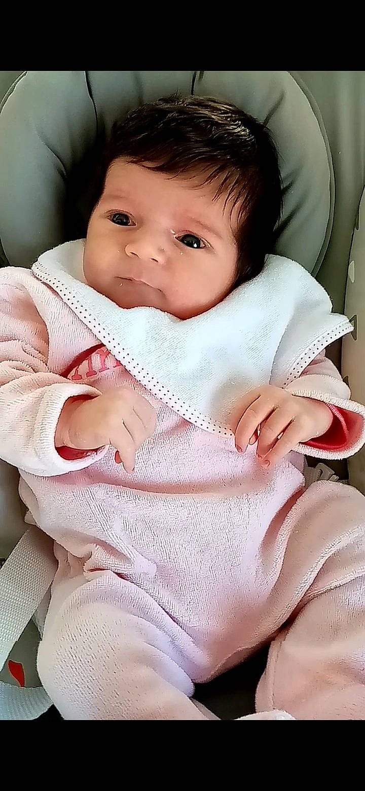 Inès a rejoint le concours — aidez-le/la à gagner de superbes lots ! baby, baby_products, baby_toddler_clothing, bib, cheek, child, collar, comfort, eyebrow, eyelash, face, gesture, happy, lip, neck, pattern, person, skin, sleeve, toddler