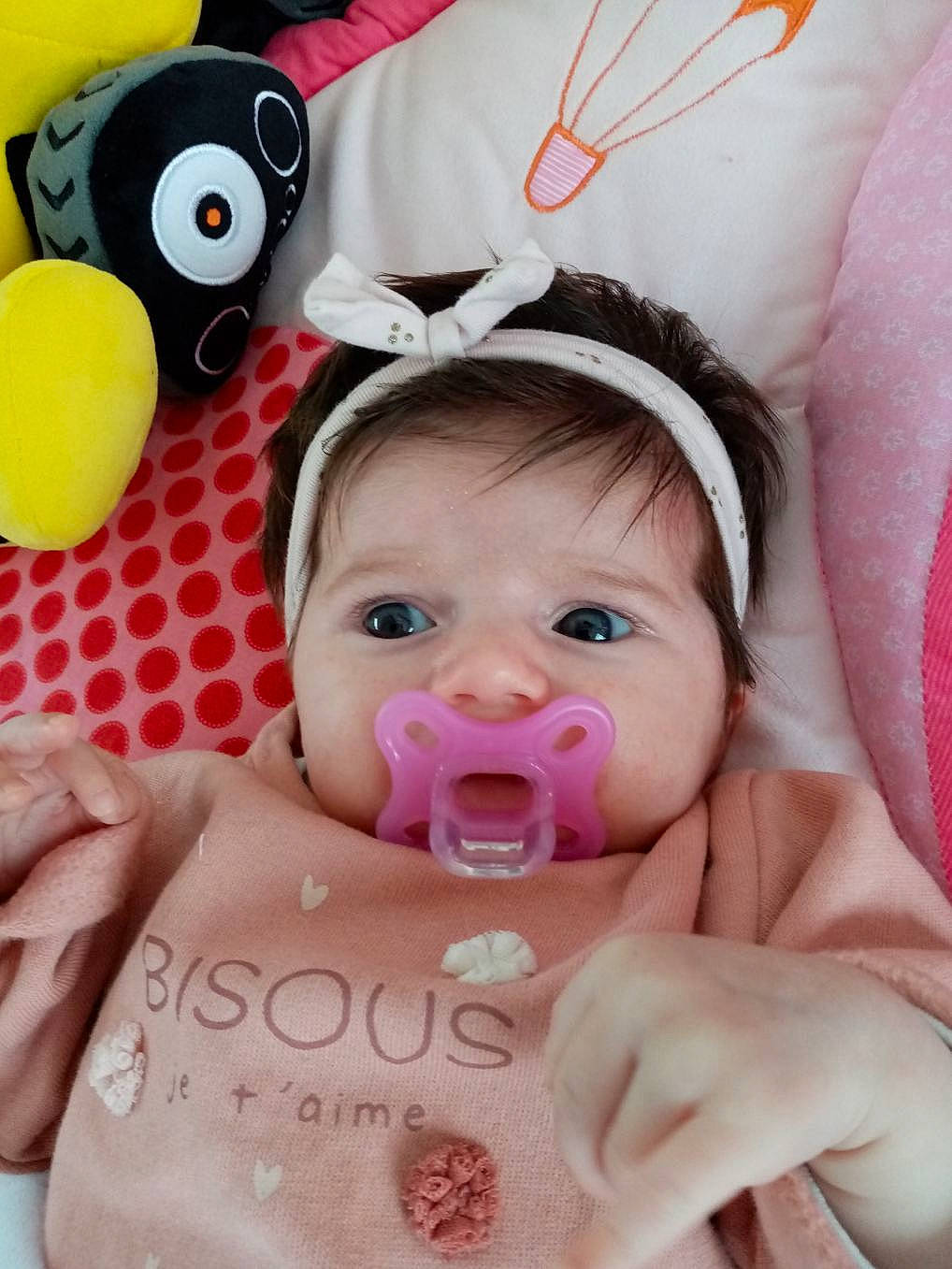 Inès a rejoint le concours — aidez-le/la à gagner de superbes lots ! baby, baby_toddler_clothing, beauty, cheek, child, comfort, eyelash, face, finger, gesture, happy, head, lip, mouth, nose, person, pink, skin, textile, toddler