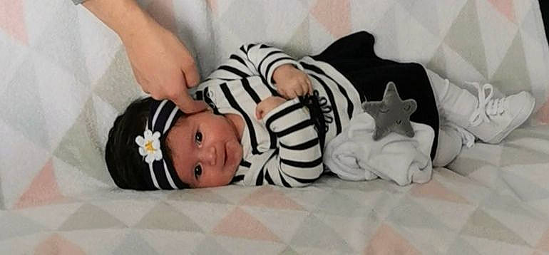 Inès a rejoint le concours — aidez-le/la à gagner de superbes lots ! arm, baby, baby_toddler_clothing, cheek, child, comfort, finger, flooring, happy, headwear, linens, mammal, pattern, person, plant, product, sitting, skin, sleeve, smile