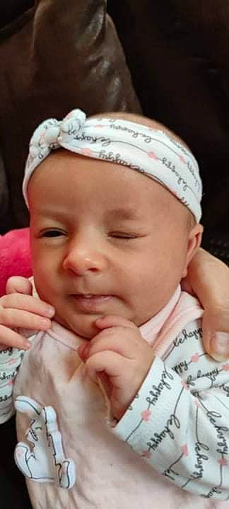 Loéline a rejoint le concours — aidez-le/la à gagner de superbes lots ! baby, cheek, chin, ear, eye, eyebrow, eyelash, finger, forehead, gesture, hairstyle, hand, happy, headwear, iris, lip, mouth, nose, person, pink