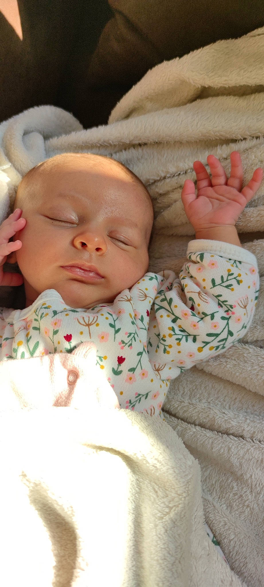 Loéline participe au concours pour gagner de l'argent avec cette photo : baby, baby_sleeping, baby_toddler_clothing, cheek, child, comfort, face, finger, gesture, hand, head, human, human_body, mammal, nose, person, product, skin, sleeve, textile