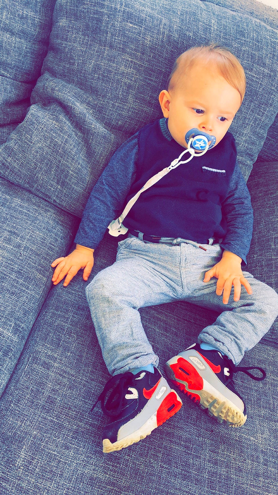 Yvann a rejoint le concours — aidez-le/la à gagner de superbes lots ! baby, child, cool, denim, footwear, jeans, leg, person, pink, play, shoe, sitting, toddler