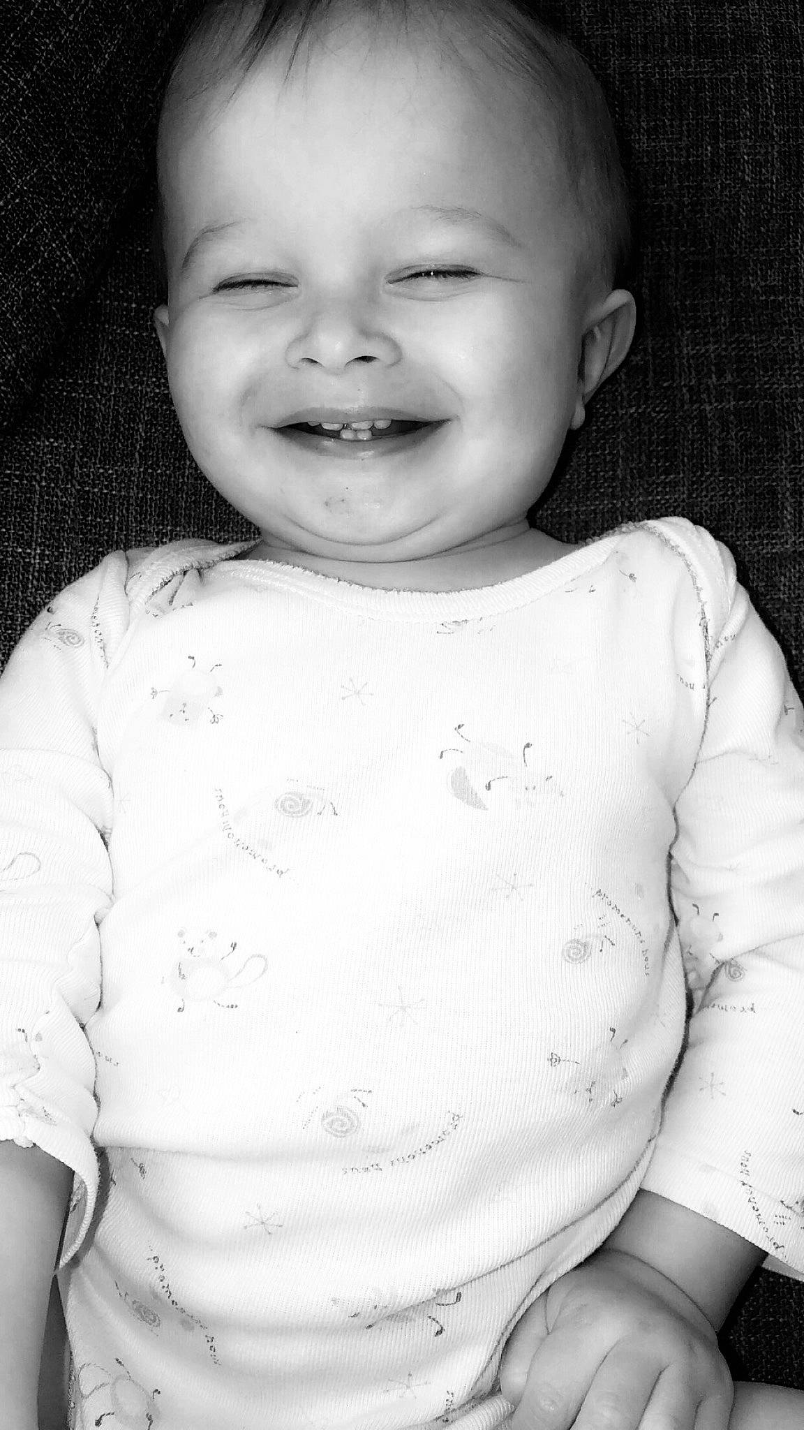 Yvann a rejoint le concours — aidez-le/la à gagner de superbes lots ! baby, black, black_and_white, cheek, child, chin, face, facial_expression, head, joy, lip, monochrome, monochrome_photography, nose, people, person, photograph, skin, smile, standing