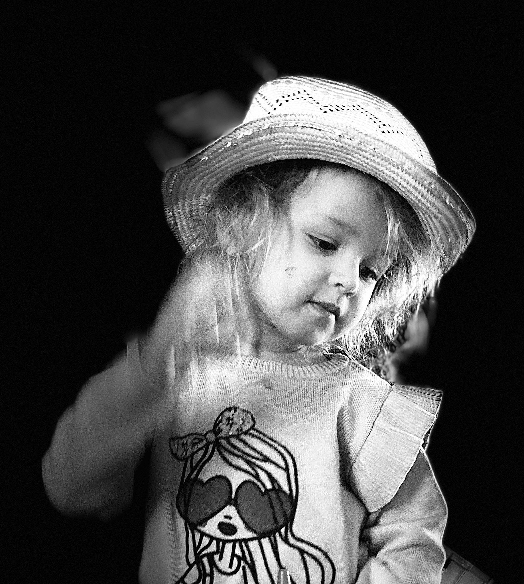 Maëlys participe au concours pour gagner de l'argent avec cette photo : arm, black, black_and_white, eye, face, flash_photography, hairstyle, happy, hat, human, human_body, iris, lip, organ, person, shoulder, skin, sleeve, style, toddler