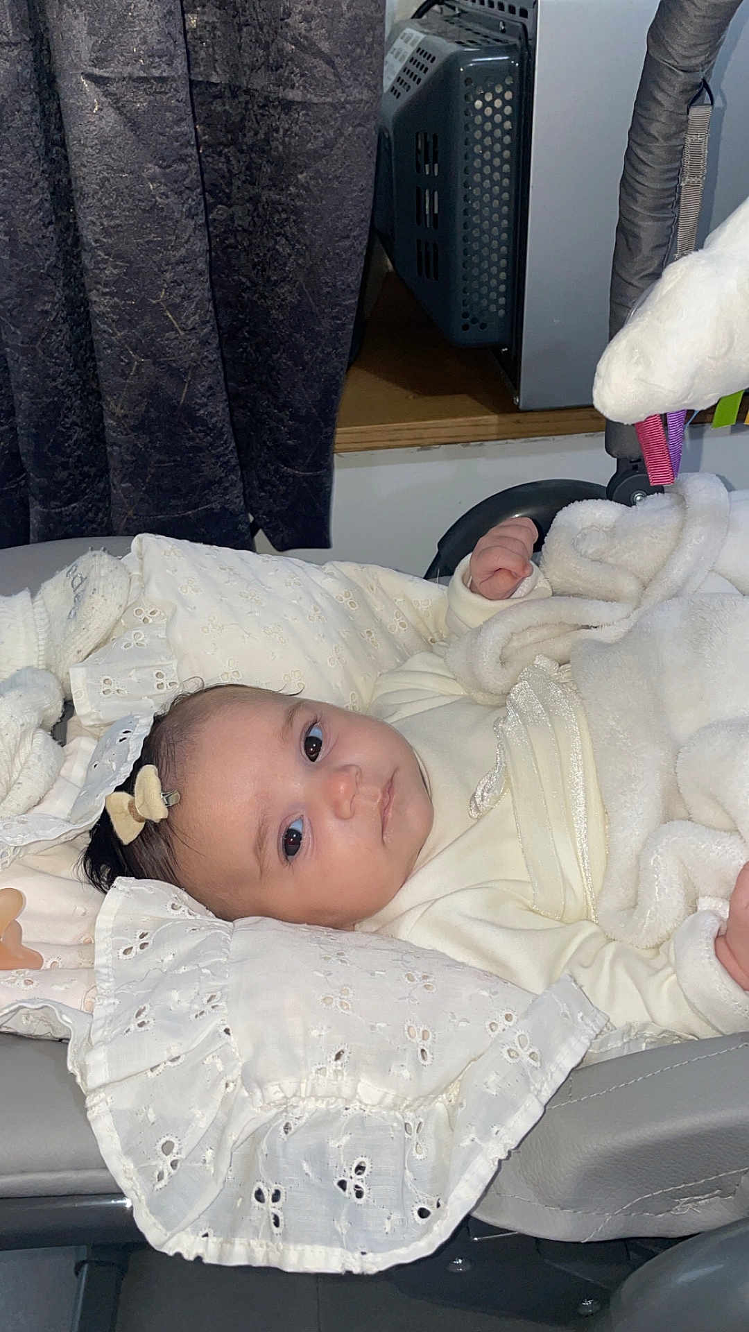 Sofia participe au concours pour gagner de l'argent avec cette photo : baby, infant, blanket, bow, clothing, cushion, face, furniture, indoors, laying, person, portrait, seat, soft, white, young_child, cute, comfortable, resting, child