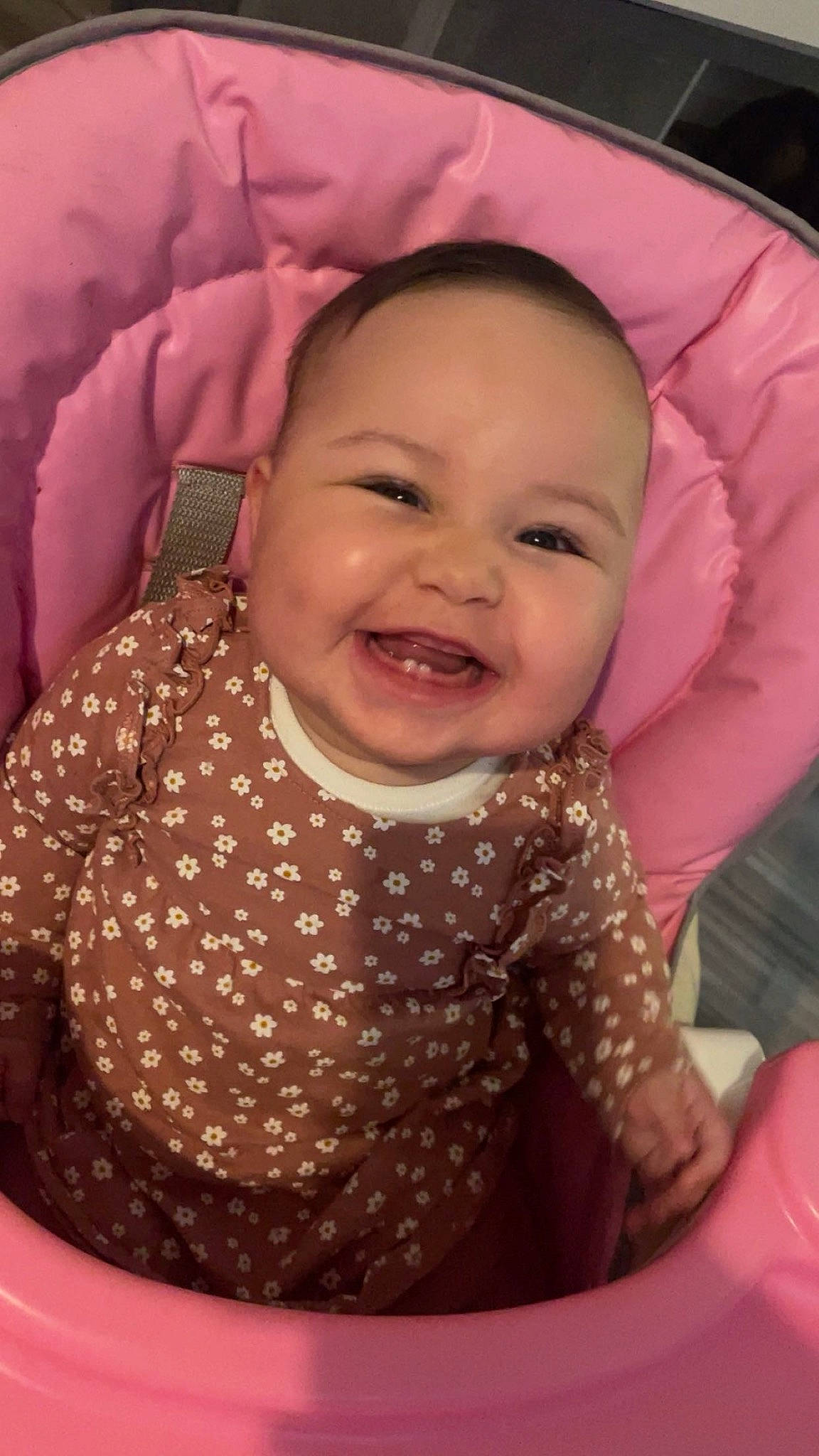 Naïla a rejoint le concours — aidez-le/la à gagner de superbes lots ! baby, baby_toddler_clothing, cheek, comfort, eye, face, facial_expression, happy, head, human_body, iris, joy, lip, mouth, nose, person, pink, product, skin, sleeve