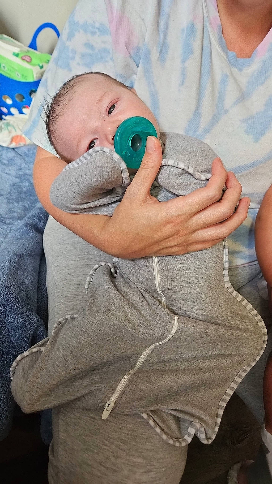 Javion is registered to the contest to win money with this photo: baby, baby_products, baby_toddler_clothing, child, comfort, fashion_accessory, foot, fun, gesture, grass, happy, hat, human_leg, leisure, nail, pattern, person, sitting, skin, thumb